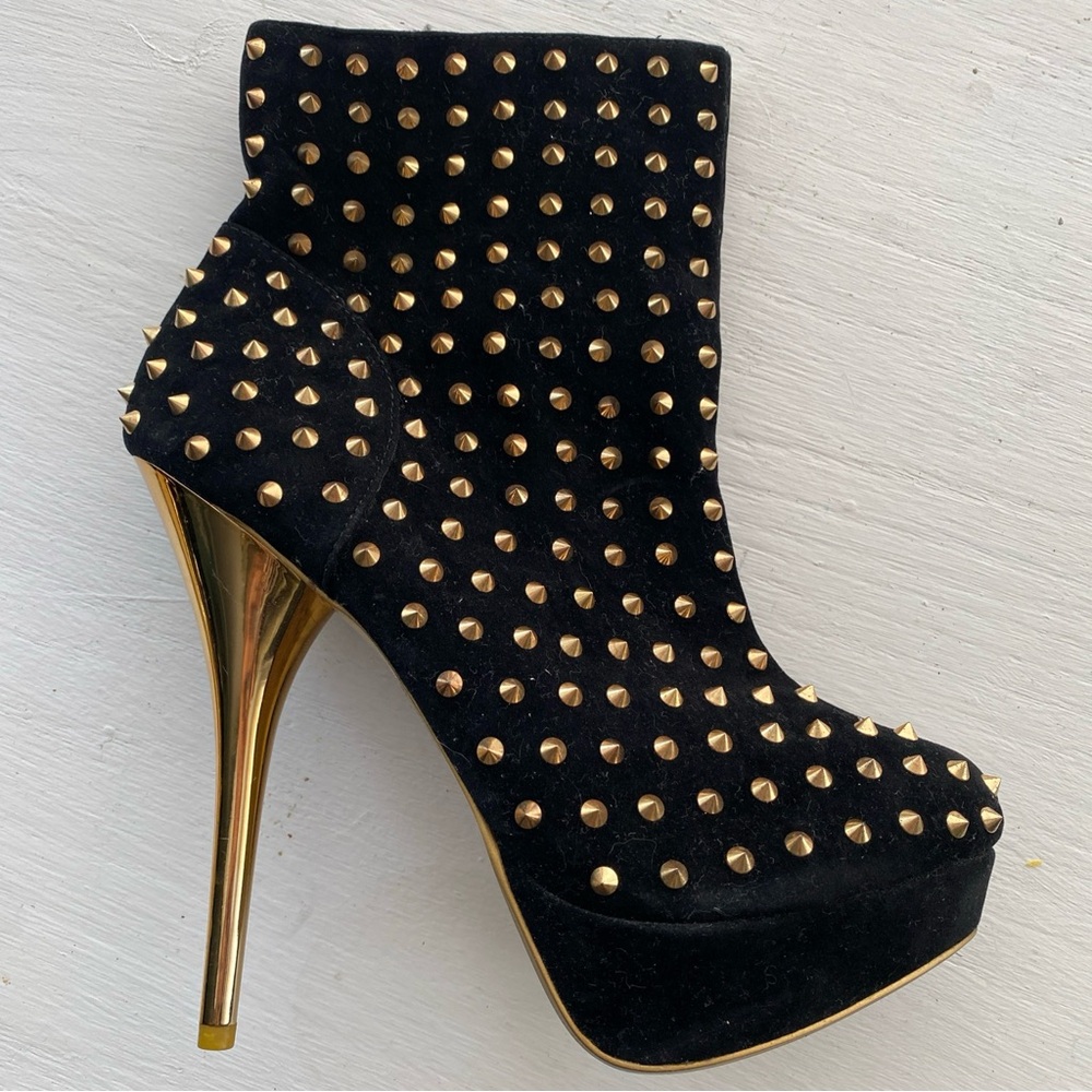 Women studded gold boties black velvet side zipper Sz. 9